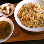 ラーメンランド・マルヨシ - チャーハンはスープと冷奴付き。