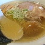 翔鶴 - 「クリアな黄金スープ」に漂う、焼海苔・シナチク・チャーシュー・煮玉子・刻みねぎ。みーんな幸せそうなお顔をしてますね。仲良くするんだよ。