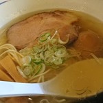 翔鶴 - 水面に浮遊する「旨鶏脂(うまとりあぶら)」を是非ご覧くださいませ。