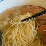 翔鶴 - おーっと、「クリアな黄金スープ」の下に隠れていた麺を引き揚げました。この麺が美味しいのだ!!