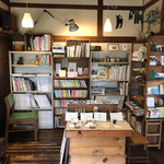 なたね - 本棚と雑貨なエリア