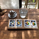 なたね - 庭からの陽の光の中、メニューを眺める