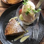 なたね - 紅茶のタルトとミルクティーのアイス(下にはフルーツとケーキなどなど)