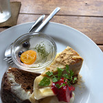 なたね - デザート3種。7種類の中から好きなものを3つ選べる。左から、コーヒーシナモンケーキ、梅と大葉のゼリー、デュプロマット