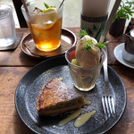 なたね - 紅茶のタルト(アイスミニパフェ付き)と、アイスティー。タルトの皿が400円だなんて、安すぎだろ