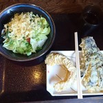 Irikobuya - 冷やしうどん(小)280円セルフ天かす入り、天ぷらはナス天、かぼちゃ天各95円