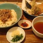 讃岐うどん　志成 - 肉釜玉うどん＆野菜天盛り