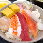 Kaitenzushi Misaki - 海鮮丼 734円。
