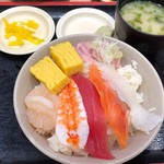回転寿司みさき - 海鮮丼 734円。