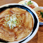 らーめん 柊 - しょう油らーめん 680円 + チャーシュートッピング 200円 + 麺大盛り 200円 + ランチ限定セット(唐揚げ + 炊き込みご飯小) 330円