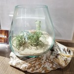 箱根ブーティー - ～箱根BOOTEA～　丸テーブルにはお洒落なガラスの飾り