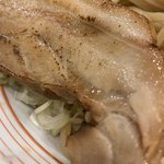 山麺 - ジューシーなチャーシューアップ
