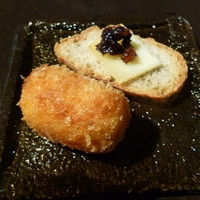 SIO syuji hijikuro - 突き出しのライスコロッケとヤギのチーズ