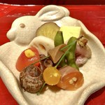 銀座 しのはら - 八寸：無花果の胡麻味噌焼き、卵真蒸、さつま芋の栂尾煮、スコティッシュサーモンの長芋巻き、蛸煮、蓮根酢漬け、衣かつぎ 大徳寺納豆射込み、フルーツトマト 黄身酢、合鴨ロース 粒マスタード、枝豆の紹興酒漬け、鶉玉子味噌漬けの松葉刺し、エリンギ辛煮