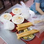 四海豆漿大王 - 鹹豆漿（NT30）肉包（NT20）蛋餅（NT25）
            そして揚げパン。
            私ひとり分じゃないよ、３人前だよ！