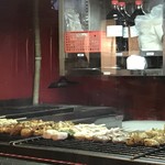 鳥貴族 加古川駅前店 - 焼き場は大変！常に焼き続けておられます