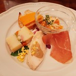 タヴェルネッタ・ダ・キタヤマ - 洗練された盛り付けの前菜、ムースのような人参のクロスティー二、トンナート（ツナ）ソースが絶妙な地鶏のボッリートなど