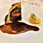 ベッラ・ヴィスタ - 日本が誇る国産牛フィレ肉とフォアグラのパイ包み焼き “ウエリントン風”　燻製ポロ葱のラヴィオリと黒トリュフソース