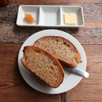 ボンダイカフェ - 全粒粉１００％ のパン