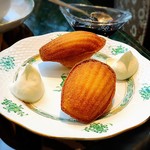 六本木うかい亭 - 焼き立てマドレーヌ