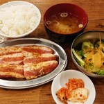 大衆ホルモン肉力屋 - 鹿児島豚のカルビ焼肉定食