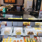 Kadoya - 店内、こちらは洋菓子コーナー。和菓子は奥のショーケースに。