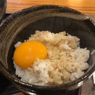 kare-udonsemmontenkaiun - やみつき卵かけごはん・・・甘辛醤油ダレがかけられて提供されます。