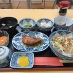 民宿 高知屋 - 料理写真:夕食は金目鯛の煮付や鰹のタタキと言った高知名物の夕食を堪能させていただきました。
