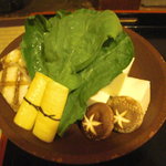 鳥彌三 - 鍋の材料、湯葉巻、焼餅、うぐいす菜、豆腐、椎茸、白菜。