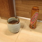 うどん屋 - 七味入れと熱いお茶