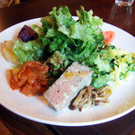 肉ナリ焼クナリ - 軽やかな野菜ランチ(1000円)の産地直送野菜たっぷりサラダ 熟成室スタイル 付け合せは白レバーのパテ