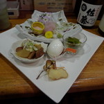 卯屋 - カワハギの刺身&肝醤油/馬モツの煮込み/味玉/いぶりがっこチーズ/茎わさびの漬け物