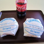 オリエントバーガー - ハンバーガー2個　コーラは自販機で購入