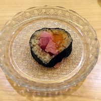 鮨よしかわ 恵比寿 - 卵黄の醤油漬けとトロの太巻き