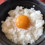 レストランまるまつ - 卵の黄身をオンザライス