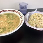 双喜紋 - 『炒飯定食』  
      ラーメンを半分ぐらい食べた頃に炒飯が出てきました