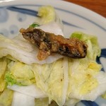 郡山 ねぎし - 白菜漬の上に味噌なんばん(唐辛子の味噌漬け)