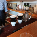 東向島珈琲店 - 珈琲を淹れているところが見られます。