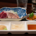 鳥田中 - 2019.9 湯引き造り 丹波地鶏ハツ、砂肝、レバー、胸肉の黄身和え盛り合わせ ニンニク醤油、胡麻油塩、泡醤油本わさび