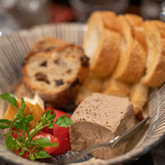 2019.9 丹波地鶏レバーのパテ（680円）バゲット、レーズンとマカデミアナッツのパンを添えて