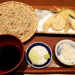 Ishiusubiki Soba Ishiduki - 海老と季節野菜のおろし天せいろそば1800円（税込み）