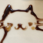 カフェ マンナ - チョコペンで描かれた猫ちゃん
