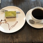 Cafe manna - ケーキセット  ピスタチオ&ホットコーヒー  700円+税