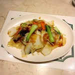 北京料理桂蘭 -  ホイ麺は表面に軽く焦げ目をつけた中華麺に豚肉、キクラゲ、野菜を加えて醤油ベースの餡を掛けて調理した麺料理です。
       30年間食べても全く飽きの来ないお店オススメのメニューです‼️d(^_^o)