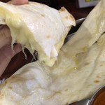 レストラン ナマステ インド・ネパール料理 - 溢れんばかりのチーズが入ったチーズナン