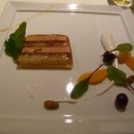 前菜（フォアグラと根セロリのテリーヌ フロムダンベールのクリーム スパイス風味のグリーンレーズンと共に）