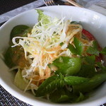 ビストロ セレニテ - どんぶりでサラダ