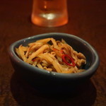 北の味紀行と地酒 北海道 - お通しのごぼうと貝ひも燻製の和え物
