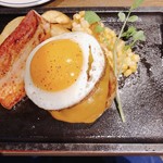 ゴッチーズ ビーフ - 熟成牛のハンバーグ＆ベーコンエッグ