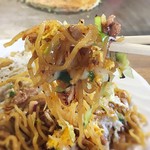 うめづ - モチッとして、コシのある麺。
      うめづさんでは、叶屋の麺を使ってました。